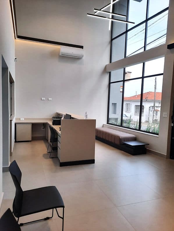 Amplo espaço e confortável sala de espera da clínica