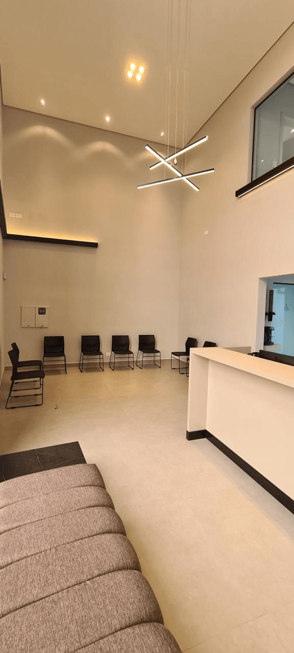 Sala de espera com assentos confortáveis