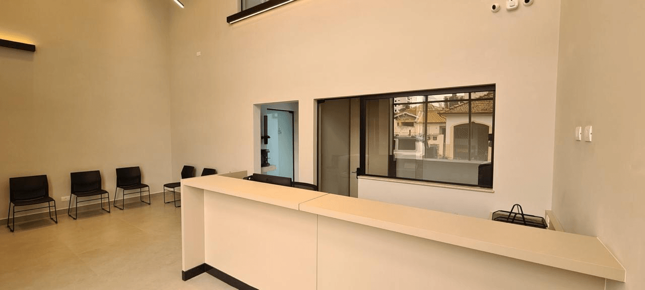 Sala de espera ampla com pé-direito alto